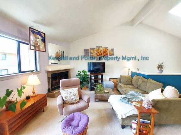 1BR/1BA Duplex on Cardinal Lane · Santa Cruz photo 2