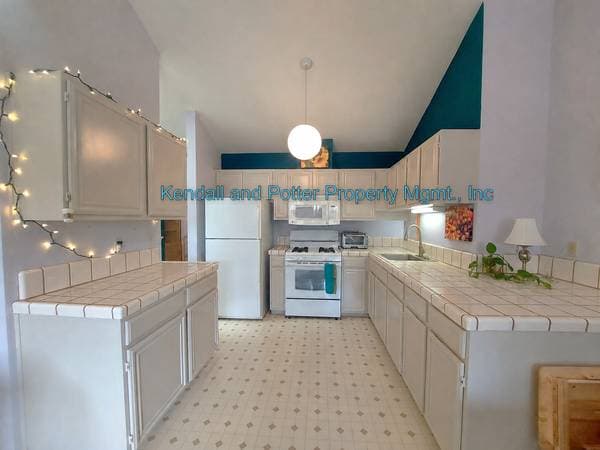 1BR/1BA Duplex on Cardinal Lane · Santa Cruz photo 4