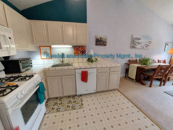 1BR/1BA Duplex on Cardinal Lane · Santa Cruz photo 5