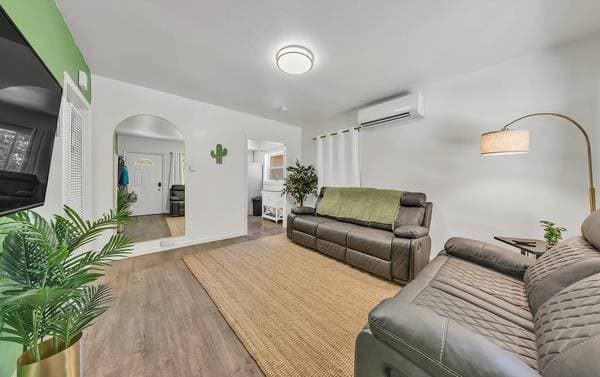2BR/1BA Apartment on 82nd Ave · Oakland photo 2