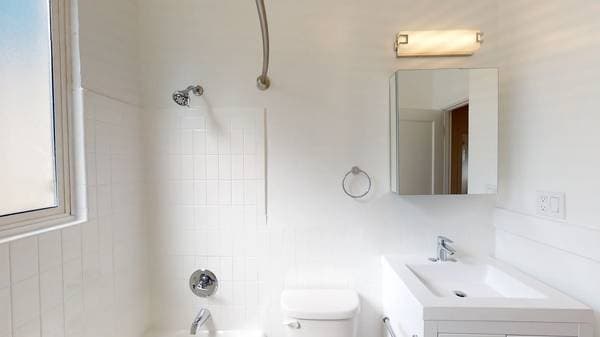 2BR/1BA Apartment on Lyon St · San Francisco photo 5