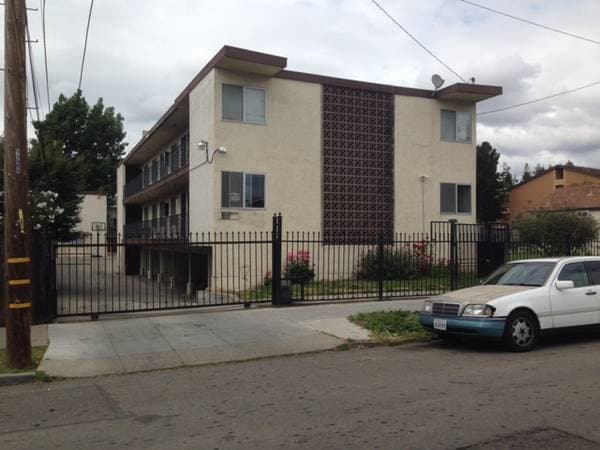 2BR/1BA Apartment on 82nd Ave. · Oakland photo 1