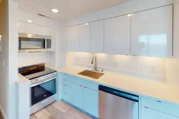 1BR/1BA Apartment on King St · San Francisco photo 2
