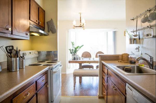 2BR/1BA Single Family House · San Bruno photo 4
