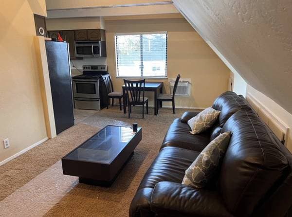 1BR/1BA Duplex on Hemlock Ave · Concord photo 4