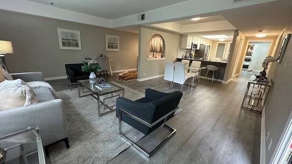 Wonderfully Located 3 Bed, 1 Bath Home- Close To Michell Park + Library, Shops, And More! photo 2