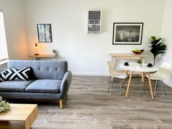 1BR/1BA Apartment · Oakland photo 4