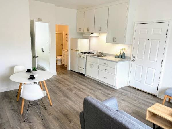 1BR/1BA Apartment · Oakland photo 5