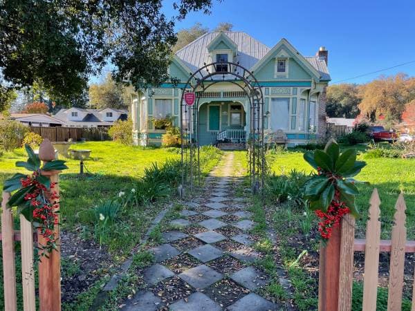 3BR/2BA Single Family House · Cloverdale photo 2
