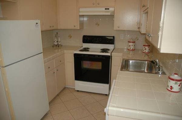 1BR/1BA Apartment on Ayala Drive · Mountain View photo 3