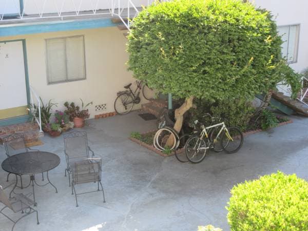 1BR/1BA Apartment on Lenox Avenue · Oakland photo 1