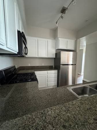 2BR/2BA Apartment on Round Barn Blvd · Santa Rosa photo 3