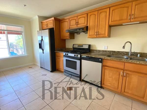 4BR/3BA Apartment on E 22nd St · Oakland photo 4