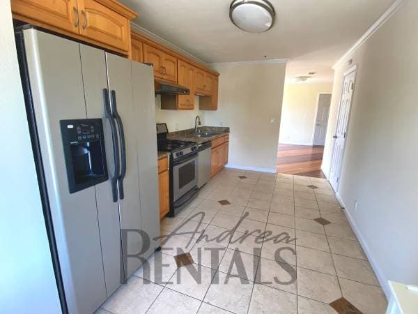 4BR/3BA Apartment on E 22nd St · Oakland photo 5