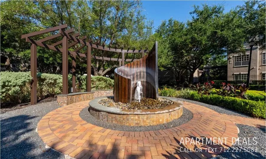 8 Oak Court, Houston, TX 77006 photo 1