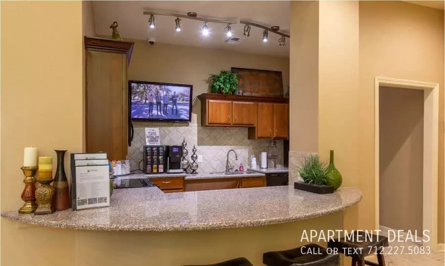 8 Oak Court, Houston, TX 77006 photo 2