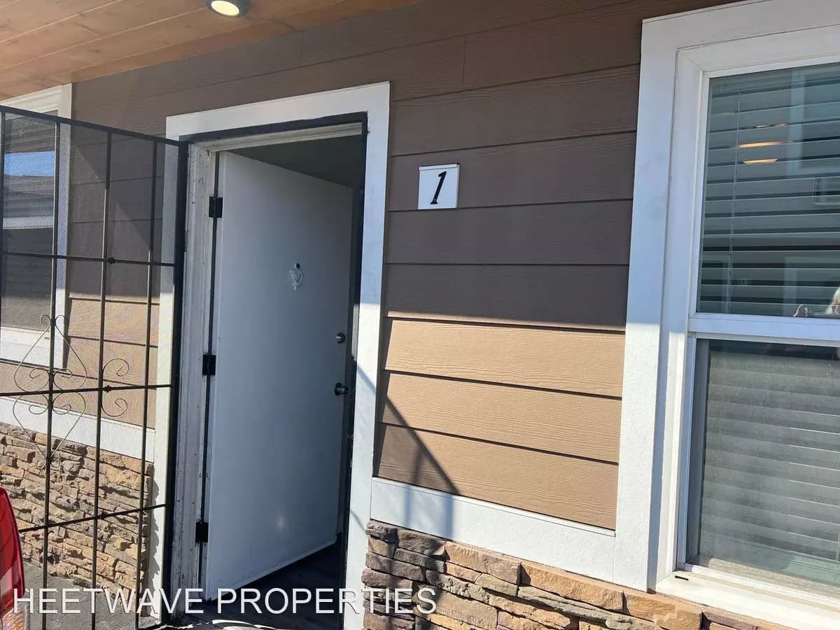 2 Beds • 1 Bath 01 floor plan