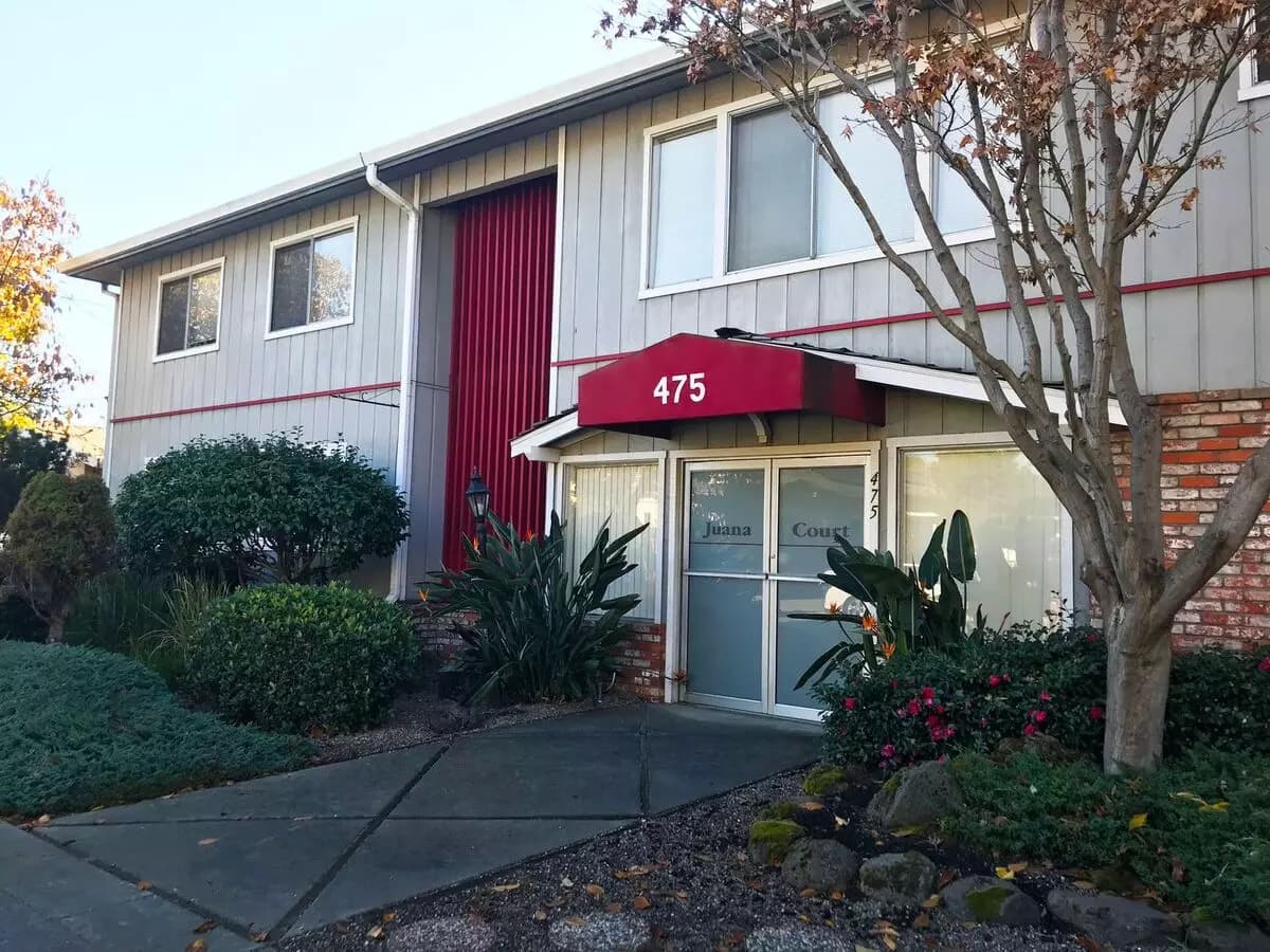 2 Beds • 1 Bath 02 floor plan