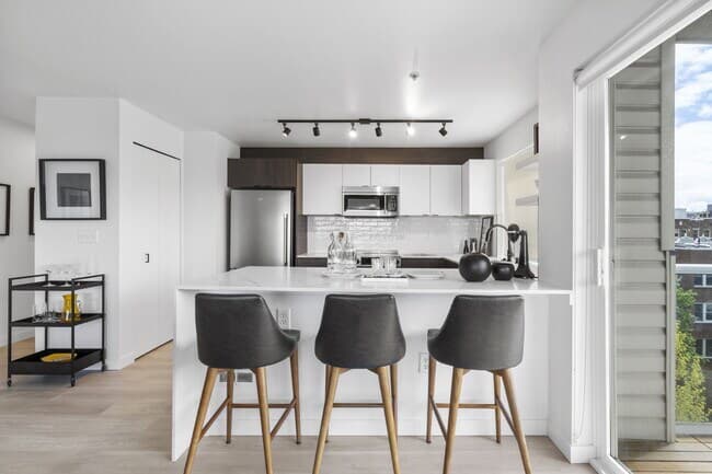 1 Bed 1 Bath 728 sqft floor plan